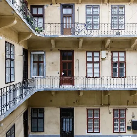 Designer Dream In The Ruin Bar District W A/c Apartment