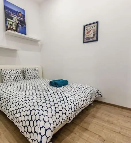 Designer Dream In The Ruin Bar District W A/c